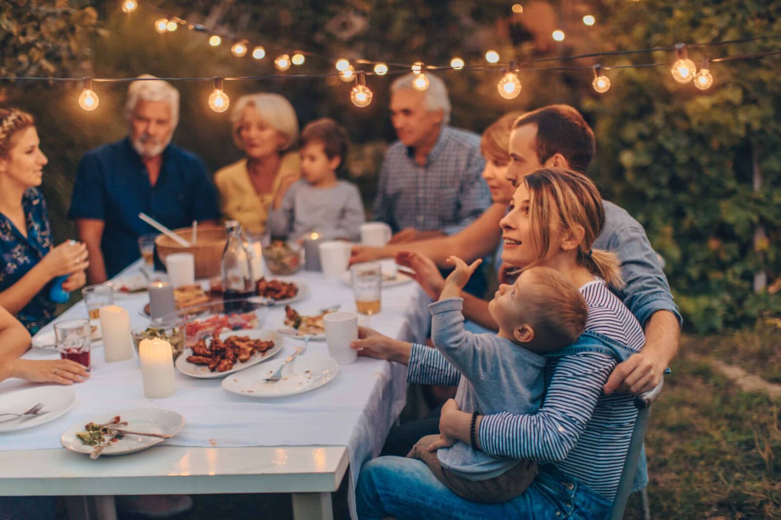 Foto van een grote familie tijdens een Thanksgiving-diner, samen vakantie vieren in de achtertuin