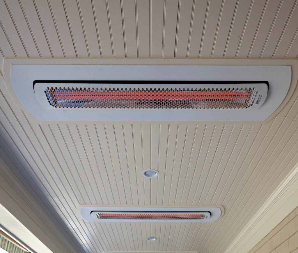 Witte elektrische verwarming ingebouwd in plafond op veranda